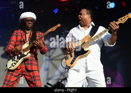 Glasgow, UK. 30 Jun, 2018. Fiesta X FALTEN Festival Glasgow Glasgow. Die Eröffnungs-Fiesta X FALTEN Festival im Kelvingrove Park, Glasgow. Nile Rogers führt auf der Hauptbühne am Samstag 30.Juni 2018 Bild © Andy Buchanan Credit: Andy Buchanan/Alamy leben Nachrichten Stockfoto