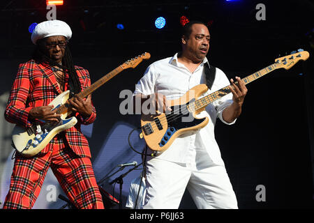 Glasgow, UK. 30 Jun, 2018. Fiesta X FALTEN Festival Glasgow Glasgow. Die Eröffnungs-Fiesta X FALTEN Festival im Kelvingrove Park, Glasgow. Nile Rogers führt auf der Hauptbühne am Samstag 30.Juni 2018 Bild © Andy Buchanan Credit: Andy Buchanan/Alamy leben Nachrichten Stockfoto