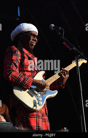 Glasgow, UK. 30 Jun, 2018. Fiesta X FALTEN Festival Glasgow Glasgow. Die Eröffnungs-Fiesta X FALTEN Festival im Kelvingrove Park, Glasgow. Nile Rogers führt auf der Hauptbühne am Samstag 30.Juni 2018 Bild © Andy Buchanan Credit: Andy Buchanan/Alamy leben Nachrichten Stockfoto