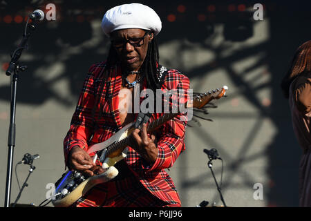 Glasgow, UK. 30 Jun, 2018. Fiesta X FALTEN Festival Glasgow Glasgow. Die Eröffnungs-Fiesta X FALTEN Festival im Kelvingrove Park, Glasgow. Nile Rogers führt auf der Hauptbühne am Samstag 30.Juni 2018 Bild © Andy Buchanan Credit: Andy Buchanan/Alamy leben Nachrichten Stockfoto