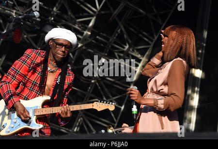 Glasgow, UK. 30 Jun, 2018. Fiesta X FALTEN Festival Glasgow Glasgow. Die Eröffnungs-Fiesta X FALTEN Festival im Kelvingrove Park, Glasgow. Nile Rogers führt auf der Hauptbühne am Samstag 30.Juni 2018 Bild © Andy Buchanan Credit: Andy Buchanan/Alamy leben Nachrichten Stockfoto