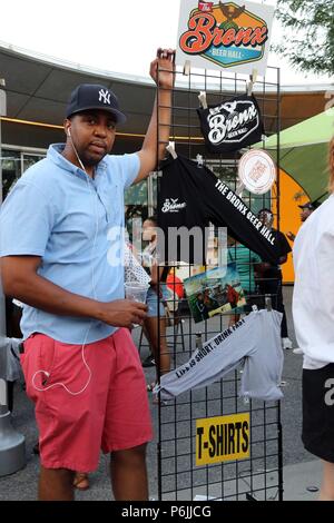 New York, NY, USA. 30. Jun, 2018. Die erste Bronx Nachtmarkt statt an der Fordham Plaza. Mit mehr als 40 ausgewählten Anbietern, die vielfältigen Angebote der Stadt das Festival ist das größte seiner Art in der Bronx. Auf den Spuren der Königinnen der Nacht Markt und Brooklyn Night Bazaar, das Food Festival am letzten Samstag jedes Monats bis Oktober auftreten. © 2018 G. Ronald Lopez/DigiPixsAgain. us/Alamy leben Nachrichten Stockfoto