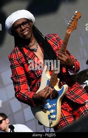 Glasgow, UK. 30 Jun, 2018. Fiesta X FALTEN Festival Glasgow Glasgow. Die Eröffnungs-Fiesta X FALTEN Festival im Kelvingrove Park, Glasgow. Nile Rogers führt auf der Hauptbühne am Samstag 30.Juni 2018 Bild © Andy Buchanan Credit: Andy Buchanan/Alamy leben Nachrichten Stockfoto