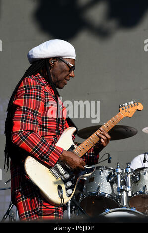 Glasgow, UK. 30 Jun, 2018. Fiesta X FALTEN Festival Glasgow Glasgow. Die Eröffnungs-Fiesta X FALTEN Festival im Kelvingrove Park, Glasgow. Nile Rogers führt auf der Hauptbühne am Samstag 30.Juni 2018 Bild © Andy Buchanan Credit: Andy Buchanan/Alamy leben Nachrichten Stockfoto