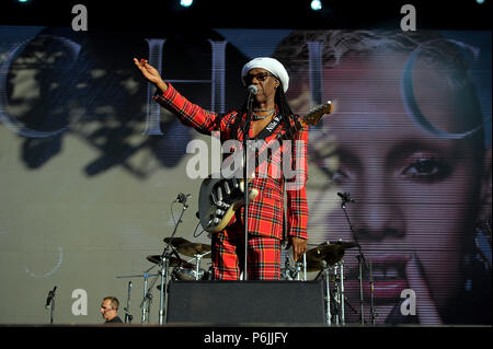 Glasgow, UK. 30 Jun, 2018. Fiesta X FALTEN Festival Glasgow Glasgow. Die Eröffnungs-Fiesta X FALTEN Festival im Kelvingrove Park, Glasgow. Nile Rogers führt auf der Hauptbühne am Samstag 30.Juni 2018 Bild © Andy Buchanan Credit: Andy Buchanan/Alamy leben Nachrichten Stockfoto