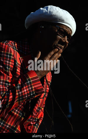 Glasgow, UK. 30 Jun, 2018. Fiesta X FALTEN Festival Glasgow Glasgow. Die Eröffnungs-Fiesta X FALTEN Festival im Kelvingrove Park, Glasgow. Nile Rogers führt auf der Hauptbühne am Samstag 30.Juni 2018 Bild © Andy Buchanan Credit: Andy Buchanan/Alamy leben Nachrichten Stockfoto