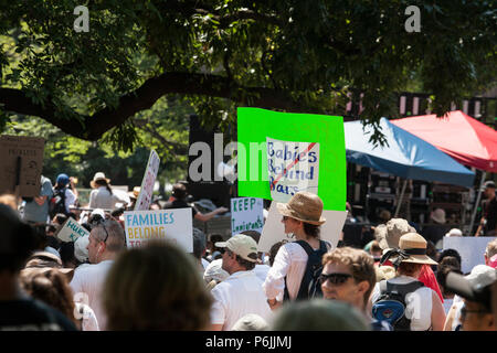 Washington DC, USA. 30 Jun, 2018. Familien gehören zusammen Rallye im Lafayette Park in Washington, D.C., 30. Juni 2018. Credit: Robert Meyers/Alamy leben Nachrichten Stockfoto