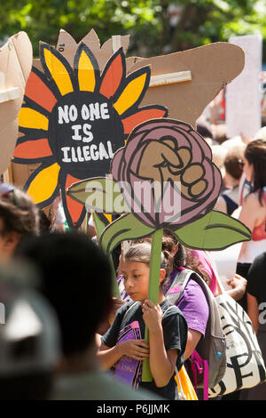 Washington DC, USA. 30 Jun, 2018. Familien gehören zusammen Rallye im Lafayette Park in Washington, D.C., 30. Juni 2018. Credit: Robert Meyers/Alamy leben Nachrichten Stockfoto