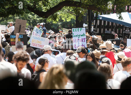 Washington DC, USA. 30 Jun, 2018. Familien gehören zusammen Rallye im Lafayette Park in Washington, D.C., 30. Juni 2018. Credit: Robert Meyers/Alamy leben Nachrichten Stockfoto