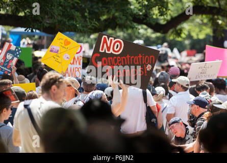 Washington DC, USA. 30 Jun, 2018. Familien gehören zusammen Rallye im Lafayette Park in Washington, D.C., 30. Juni 2018. Credit: Robert Meyers/Alamy leben Nachrichten Stockfoto