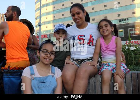 New York City, New York, USA. 30. Juni, 2018. Die erste Bronx Nachtmarkt statt an der Fordham Plaza. Mit mehr als 40 ausgewählten Anbietern, die vielfältigen Angebote der Stadt das Festival ist das größte seiner Art in der Bronx. Auf den Spuren der Königinnen der Nacht Markt und Brooklyn Night Bazaar, das Food Festival am letzten Samstag jedes Monats bis Oktober auftreten. Credit: G. Ronald Lopez/ZUMA Draht/Alamy leben Nachrichten Stockfoto