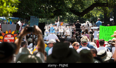 Washington DC, USA. 30 Jun, 2018. Familien gehören zusammen Rallye im Lafayette Park in Washington, D.C., 30. Juni 2018. Credit: Robert Meyers/Alamy leben Nachrichten Stockfoto