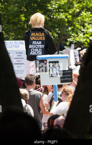 Washington DC, USA. 30 Jun, 2018. Familien gehören zusammen Rallye im Lafayette Park in Washington, D.C., 30. Juni 2018. Credit: Robert Meyers/Alamy leben Nachrichten Stockfoto