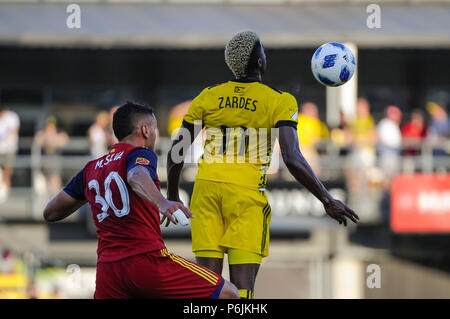 Samstag, Juni 30, 2018: Columbus Crew SC vorwärts Christine Zerdes (11) und Real Salt Lake Verteidiger Marcelo Silva (30) springen, um den Ball im Spiel zwischen Real Salt Lake und Columbus Crew SC an MAPFRE Stadium, in Columbus, OH. Pflichtfeld Foto: Dorn Byg/Cal Sport Media. Columbus Crew SC2-Real Salt Lake 0 Stockfoto