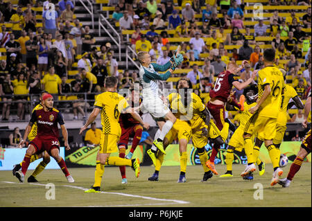 Samstag, Juni 30, 2018: Columbus Crew SC Torwart Jon Kempin (24) springt für den Ball in der zweiten Hälfte der Partie zwischen Real Salt Lake und Columbus Crew SC an MAPFRE Stadium, in Columbus, OH. Pflichtfeld Foto: Dorn Byg/Cal Sport Media. Columbus Crew SC2-Real Salt Lake 1. Stockfoto
