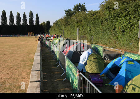 London, Großbritannien. 1. Juli 2018. Tennis Fans start Queuing früh mit Campingausrüstung und Decken für Tickets in der Hoffnung in die Show zu kommen Gerichte am Wimbledon Tennis Championships, die am Montag, den 2. Juli Credit beginnt: Amer ghazzal/Alamy leben Nachrichten Stockfoto