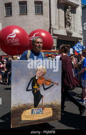 Juni 30, 2018, London, UK. 30. Juni 2018. Politischer Künstler Kaya Mar hält seine Bild von Theresa May spielt die Geige in den Sarg der NHS in fornt der BBC als Menschen warten über London bis März zu einer Kundgebung in der Nähe von Downing St bis 70 Jahre des NHS zu feiern und seine engagierten Mitarbeiter in anspruchsvollen eines staatlichen NHS, die für alle mit der richtigen Finanzierung und Personalausstattung ist kostenlos und bietet eine erstklassige Services für jede Gemeinschaft zu unterstützen. Der Protest von der Volksversammlung, Gesundheit Kampagnen zusammen, Trades Union Congress, Unison, Vereinen, GMB, British Medical organisiert Stockfoto