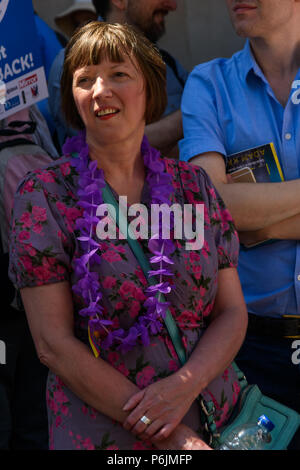 Juni 30, 2018, London, UK. 30. Juni 2018. TUC-Generalsekretär Frances O'Grady Uhren als Tausende bis Linie durch London von der BBC zu einer Kundgebung in der Nähe von Downing St bis 70 Jahre des NHS Feiern bis März, und seine engagierten Mitarbeiter in anspruchsvollen eines staatlichen NHS, die für alle mit der richtigen Finanzierung und Personalausstattung ist kostenlos und bietet eine erstklassige Services für jede Gemeinschaft zu unterstützen. Der Protest, organisiert von der Volksversammlung, Gesundheit Kampagnen zusammen, Trades Union Congress, Unison, Vereinen, GMB, British Medical Association, Royal College der Krankenpflege, Royal College für Midw Stockfoto