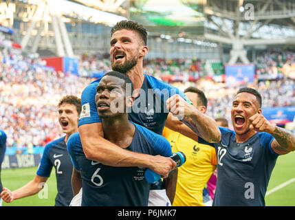 Kasan, Russland. 30 Jun, 2018. Argentinien - Frankreich, Fußball, Kazan, Juni 30, 2018 Paul POGBA, FRA 6 feiert den Sieg mit Olivier GIROUD, FRA 9 Corentin TOLISSO, FRA 12 (FC Bayern München) Argentinien - Frankreich 3-4 FIFA WM 2018 Russland, am Besten von 16, Saison 2018/2019, 30. Juni 2018 Stadion K a z a n - A r e n a in Kasan, Russland. © Peter Schatz/Alamy leben Nachrichten Stockfoto