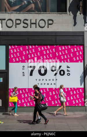 Die Oxford Street, London, UK. 30 Jun, 2018. Bis zu 70% Ermäßigungen - Der Top Shop Shop vorne in der Oxford Street. Credit: Guy Bell/Alamy leben Nachrichten Stockfoto
