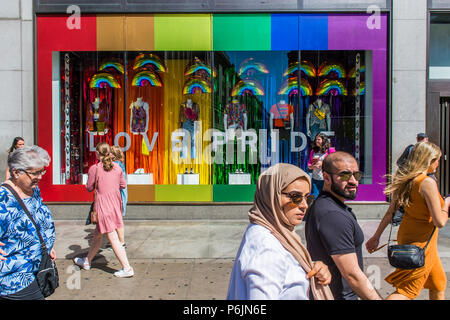 Die Oxford Street, London, UK. 30 Jun, 2018. Unterstützung von London Pride - Der Top Shop Shop vorne in der Oxford Street. Credit: Guy Bell/Alamy leben Nachrichten Stockfoto