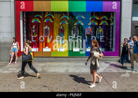 Die Oxford Street, London, UK. 30 Jun, 2018. Unterstützung von London Pride - Der Top Shop Shop vorne in der Oxford Street. Credit: Guy Bell/Alamy leben Nachrichten Stockfoto