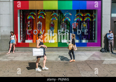 Die Oxford Street, London, UK. 30 Jun, 2018. Unterstützung von London Pride - Der Top Shop Shop vorne in der Oxford Street. Credit: Guy Bell/Alamy leben Nachrichten Stockfoto