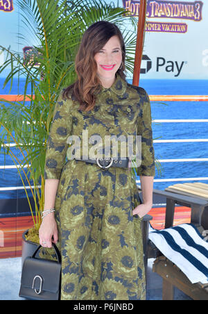 Westwood, Ca. 30. Juni, 2018. Kathryn Hahn, Ankunft in Columbia Pictures und Sony Pictures Animation Weltpremiere von "Hotel Transylvania 3: Sommer Urlaub" im Regency Dorf Theater in Westwood, Kalifornien am 30. Juni 2018. Credit: Faye Sadou/Medien Punch/Alamy leben Nachrichten Stockfoto