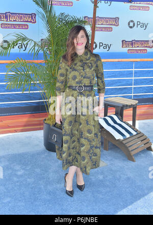 Westwood, Ca. 30. Juni, 2018. Kathryn Hahn, Ankunft in Columbia Pictures und Sony Pictures Animation Weltpremiere von "Hotel Transylvania 3: Sommer Urlaub" im Regency Dorf Theater in Westwood, Kalifornien am 30. Juni 2018. Credit: Faye Sadou/Medien Punch/Alamy leben Nachrichten Stockfoto