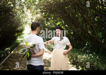 Paar in der Liebe - Beginn einer Liebesgeschichte. Ein Mann und ein Mädchen romantisches Date in einem Park Stockfoto