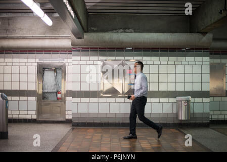 LOS ANGELES, Kalifornien - 29. Juni 2018: Pendler in der Nähe der U-Bahn Station am 29. Juni 2018 in Los Angeles, CA. Stockfoto
