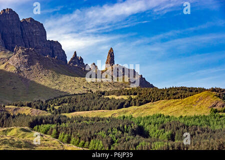 Der alte Mann von Storr ist ein felsiger Hügel im Storr auf der Trotternish Halbinsel der Isle of Skye in Schottland hier von einem 855 nördlich von Portree gesehen Stockfoto