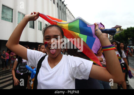 Ein Stolz März Teilnehmer hält einen Regenbogen Flagge während der Parade. Tausende von Gay Mitglieder marschierten durch die Straßen von Marikina, Metro Manila, wie sie in diesem Jahr stolz März teilgenommen. Stockfoto