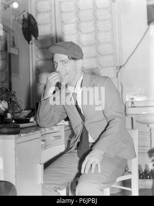 Englischer Schauspieler, Komiker und Entertainer, Norman Weisheit (4. Februar 1915 - vom 4. Oktober 2010), entspannend und für die Kamera in seinem ankleidezimmer Posieren vor der Leistung. Stockfoto