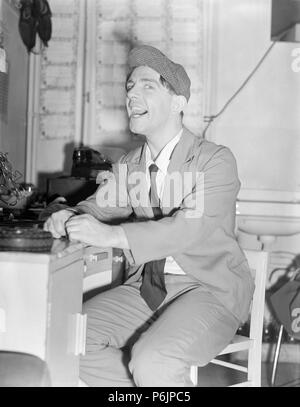 Englischer Schauspieler, Komiker und Entertainer, Norman Weisheit (4. Februar 1915 - vom 4. Oktober 2010), entspannend und für die Kamera in seinem ankleidezimmer Posieren vor der Leistung. Stockfoto