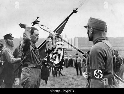 Adolf Hitler eine NSDAP-Flagge während einer Partei Rallye in Deutschland. Stockfoto
