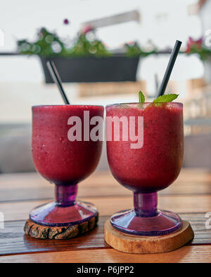 Zwei saftige Beere Smoothies auf dem Tisch Stockfoto