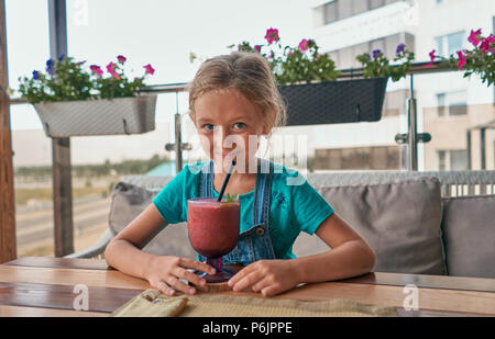 Kind Getränke einen Cocktail in einem Restaurant Stockfoto