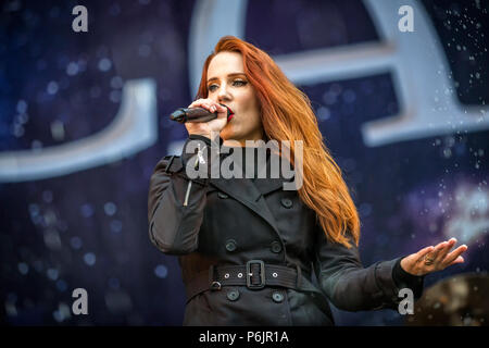 Norwegen, Halden - Juni 21., 2018. Die niederländische Symphonic Metal Band Epica führt ein Live Konzert während der norwegischen Musik Metal Festival Tonnen Gestein 2018 in Halden. Hier Sängerin Simone Simons ist live auf der Bühne gesehen. (Foto: Gonzales Foto - Terje Dokken). Stockfoto