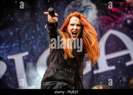 Norwegen, Halden - Juni 21., 2018. Die niederländische Symphonic Metal Band Epica führt ein Live Konzert während der norwegischen Musik Metal Festival Tonnen Gestein 2018 in Halden. Hier Sängerin Simone Simons ist live auf der Bühne gesehen. (Foto: Gonzales Foto - Terje Dokken). Stockfoto