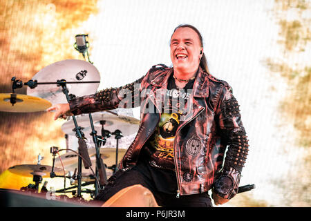 Norwegen, Halden - Juni 22., 2018. Der Deutsche Speed metal band Helloween führt ein Live Konzert während der norwegischen Musik Metal Festival Tonnen Gestein 2018 in Halden. Hier Sänger Andi Deris wird gesehen, live auf der Bühne. (Foto: Gonzales Foto - Terje Dokken). Stockfoto