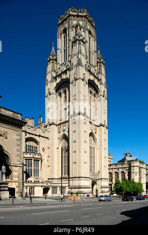 Universität Bristol's Tower und dem City Museum & Art Gallery (links), der Queen's Road, Bristol Stockfoto