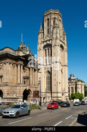 Universität Bristol's Tower und dem City Museum & Art Gallery (links), der Queen's Road, Bristol Stockfoto