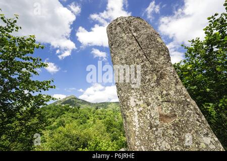 Gran Menhir de Counozouls herum, Valle de Aude, Roussillon, pirineos Orientales, Francia, Europa. Stockfoto