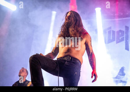 Norwegen, Halden - Juni 22., 2018. Der norwegischen Black Metal und heavy metal band Kvelertak führt ein Live Konzert während der norwegischen Musik Metal Festival Tonnen Gestein 2018 in Halden. Hier Sänger Erlend Hjelvik wird gesehen, live auf der Bühne. (Foto: Gonzales Foto - Terje Dokken). Stockfoto