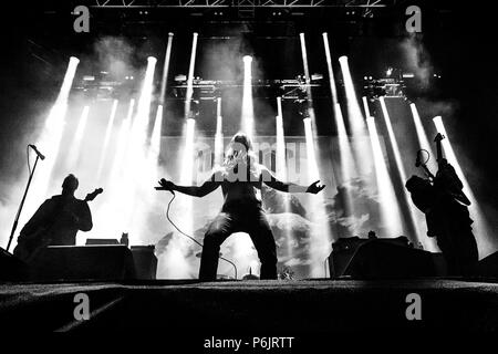 Norwegen, Halden - Juni 22., 2018. Der norwegischen Black Metal und heavy metal band Kvelertak führt ein Live Konzert während der norwegischen Musik Metal Festival Tonnen Gestein 2018 in Halden. Hier Sänger Erlend Hjelvik wird gesehen, live auf der Bühne. (Foto: Gonzales Foto - Terje Dokken). Stockfoto