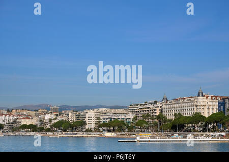 Cannes, Frankreich - Oktober 25, 2017: Blick auf das Meer und den Strand vor dem Carlton International Hotel liegt an der Croisette Boulevard in Canne Stockfoto