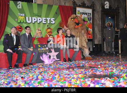 Die Muppets geehrt mit einem Stern auf dem Hollywood Walk of Fame in Los Angeles. Leron Gubler, Präsident/CEO, Hollywood Handelskammer, Rich Ross, Vorsitzender, die Walt Disney Studios, Lisa Henson, CEO, der Jim Henson Company, und Brian Henson, Vorsitzender, den Muppets - Walk of Fame 11 Veranstaltung in Hollywood Leben - Kalifornien, Red Carpet Event, USA, Filmindustrie, Prominente, Fotografie, Bestof, Kunst, Kultur und Unterhaltung, Topix prominente Mode, Besten, Hollywood Leben, Event in Hollywood Leben - Kalifornien, Film Stars, TV Stars, Musik, Promis, Topix, Bestof, Kunst Kultur Stockfoto