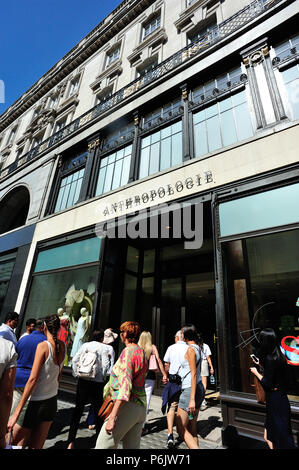 ANTHROPOLOGIE store Menschen Shopping auf der Regent Street, London, England, Großbritannien Stockfoto
