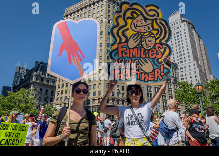 New York, Vereinigte Staaten. 30. Juni, 2018. Etwa 15 tausend New Yorker marschierten in Unterstützung von eingewanderten Familien und dem Trump Verwaltung des "Null Toleranz"-Politik verurteilen - am 30. Juni 2018. Die schützen Familien März und Rallye, durch Dutzende von Menschenrechtsgruppen, rechtliche und Organisationen, die sich um die Rechte der Immigranten, Gewerkschaften und betroffenen Bürgern, von Foley Square und marschierte über die Brooklyn Bridge zu einer Kundgebung und sprechen Programm in Cadman Plaza zu sammeln. Credit: Erik McGregor/Pacific Press/Alamy leben Nachrichten Stockfoto